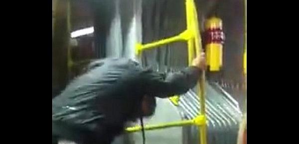  Mujer se orina en el transmilenio bus de bogota